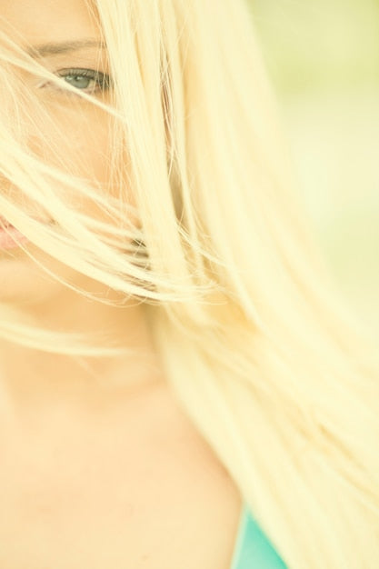 Nahaufnahme von blondem Haar, weibliches Gesicht, weiches Licht, sommerliches Porträt