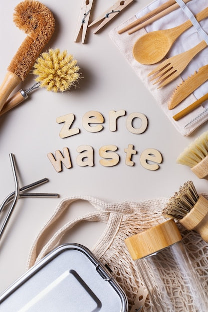 Zero waste Konzept mit nachhaltigen Küchenutensilien, Holzbesteck und Öko-Behältern