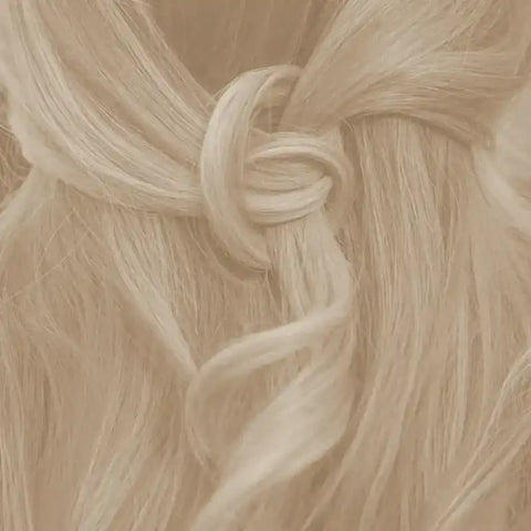 Geflochtenes, glänzendes blondes Haar in eleganter Frisur, Fokus auf Haarpflege