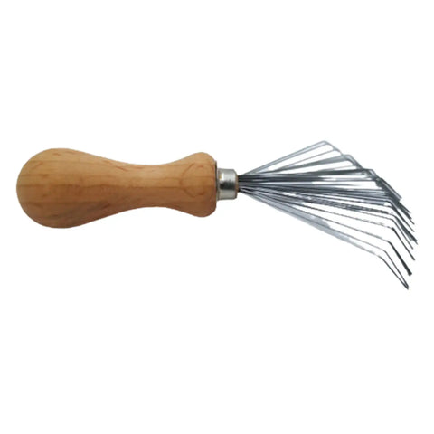 Mini Handrechen aus Holz mit Metallzinken, Gartengerät, auf weißem Hintergrund