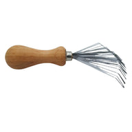 Mini Handrechen aus Holz mit Metallzinken, Gartengerät, auf weißem Hintergrund