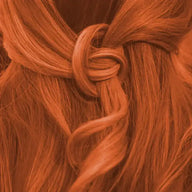 Lange, orange Haare mit Henna Farbe, geflochten zu einem Knoten, Nahaufnahme.
