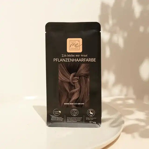 That's Me Organic Pflanzenhaarfarbe Warm Marocco Brown Verpackung auf weißem Teller