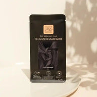 Pflanzenhaarfarbe Cool Deep Brown von That's Me Organic, schwarze Verpackung auf weißem Teller