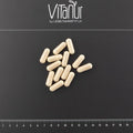 Bio Bockshornklee Sprossen Kapseln auf schwarzem Hintergrund mit Vitanur Logo und Zentimeterskala