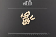 Bio Bockshornklee Sprossen Kapseln auf schwarzem Hintergrund mit Vitanur Logo und Zentimeterskala