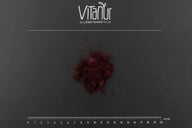 Bio Heidelbeere Pulver auf schwarzem Hintergrund mit Vitanur Logo und Maßstab
