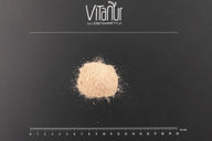 Bio Protein Vegan Erdbeere Pulver von VitaNur auf schwarzem Hintergrund mit Maßstab