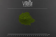 Grünes Pulver Bio grüner Saft auf schwarzem Hintergrund mit Vitanur-Logo und Maßstab