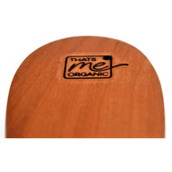 Holzgriff mit schwarzem 'That's me organic'-Logo, Nahaufnahme, natürliche Holzoberfläche