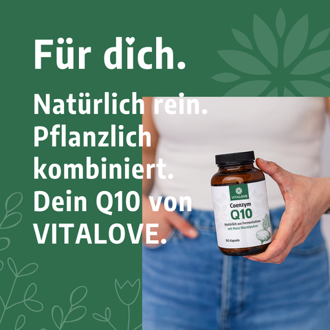 Frau hält Vitalove Coenzym Q10 Kapseln mit Maca Wurzelpulver, grüner Werbehintergrund, Text