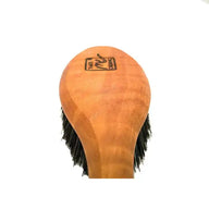Holzbürste mit Naturborsten und Logo auf weißem Hintergrund