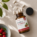 Geöffnete Vitalove Eisen und Vitamin C Kapseln mit Acerola und Curryblatt