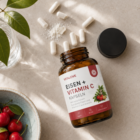Geöffnete Vitalove Eisen und Vitamin C Kapseln mit Acerola und Curryblatt
