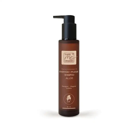 Braune Flasche That's me Organic Everyday Pflege Shampoo Aloe Naturkosmetik auf weißem Hintergrund