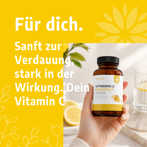 Vitalove Vitamin C Kapseln in der Hand mit Zitronen-Hintergrund