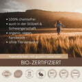 Frau läuft durch goldenes Feld, Text hebt bio-zertifizierte, vegane und chemiefreie Haarfarbe hervor.