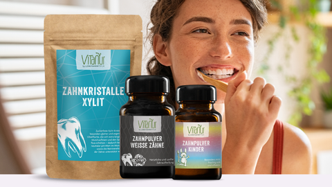 Lachende Frau mit natürlicher Zahnpflege von VITALOVE – Xylit Zahnkristalle, Zahnpulver Weisse Kreide und Zahnpulver mit Kokos