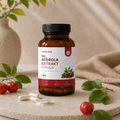 Vitalove Bio Acerola Extrakt Kapseln in natürlicher Studio-Szene mit Acerola-Früchten