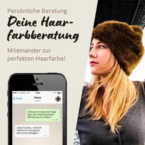 Junge Frau mit blonden Haaren und brauner Fellmütze, Text: Persönliche Haarfarbberatung, WhatsApp-Chat auf Smartphone