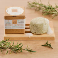 Festes Shampoo mit Bio Arganöl und Rosmarin auf Holzunterlage, Naturkosmetik vegan