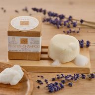 Veganes festes Lavendel-Shampoo, seifenstückartig mit Schaum, Lavendelblüten, Holzboden