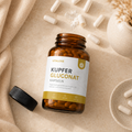 Geöffnete VITALOVE Kupfer Gluconat Kapseln auf hellem Stoff