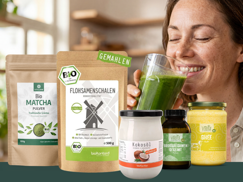 Frau mit grünem Smoothie neben VITALOVE Bio-Naturprodukten Mobileansicht