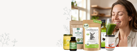 Frau mit grünem Smoothie neben VITALOVE Bio-Naturprodukten
