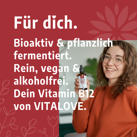 Frau mit Brille hält Vitamin B12 Tropfen von VITALOVE, vegan, bioaktiv, alkoholfrei, pflanzlich.