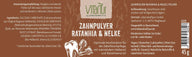 Vitanur Zahnpulver Ratanhia & Nelke Produktetikett, brauner Hintergrund, veganes Zahnputzpulver, 45g