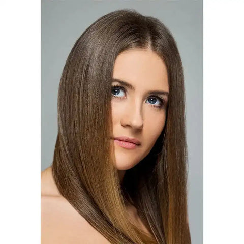 Frau mit glattem, mittellangem, kühlem Mittelbraun Haar, Frisurtrend, natürliche Haarfarbe