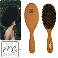 That‘s Me Organic Haarbürste aus Holz mit Naturborsten, Frau schwenkt volles Haar, Logo