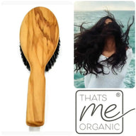 Olivenholz Haarbürste mit schwarzen Borsten, Frau mit langen Haaren am Meer, Thats Me Organic Logo