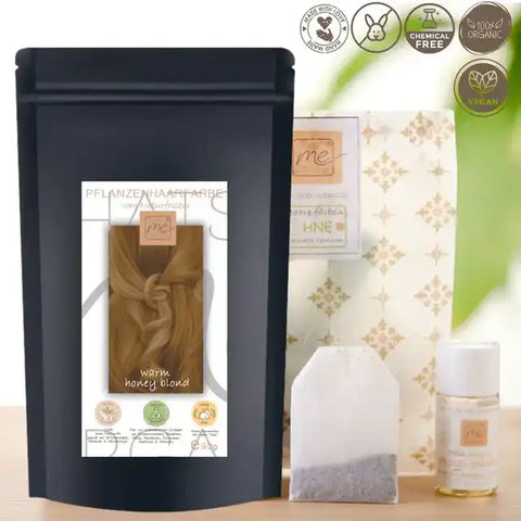 Vegane Pflanzenhaarfarbe warm honey blond Set, bio, chemiefrei, mit Zubehör auf Holztisch