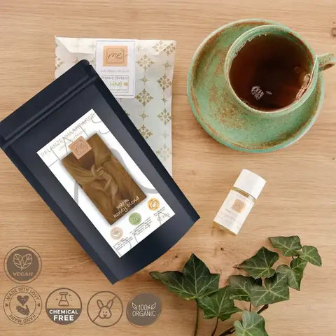 Pflanzenhaarfarbe Set, Tasse Tee, vegane Naturkosmetik, 100% Bio, chemiefrei, Holzuntergrund