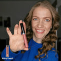 Shiny Peach Lipgloss Anwendung auf den Lippen